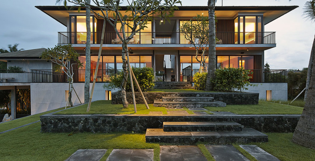 Oceanfront Luxury Escape – Bali Villa 1021
