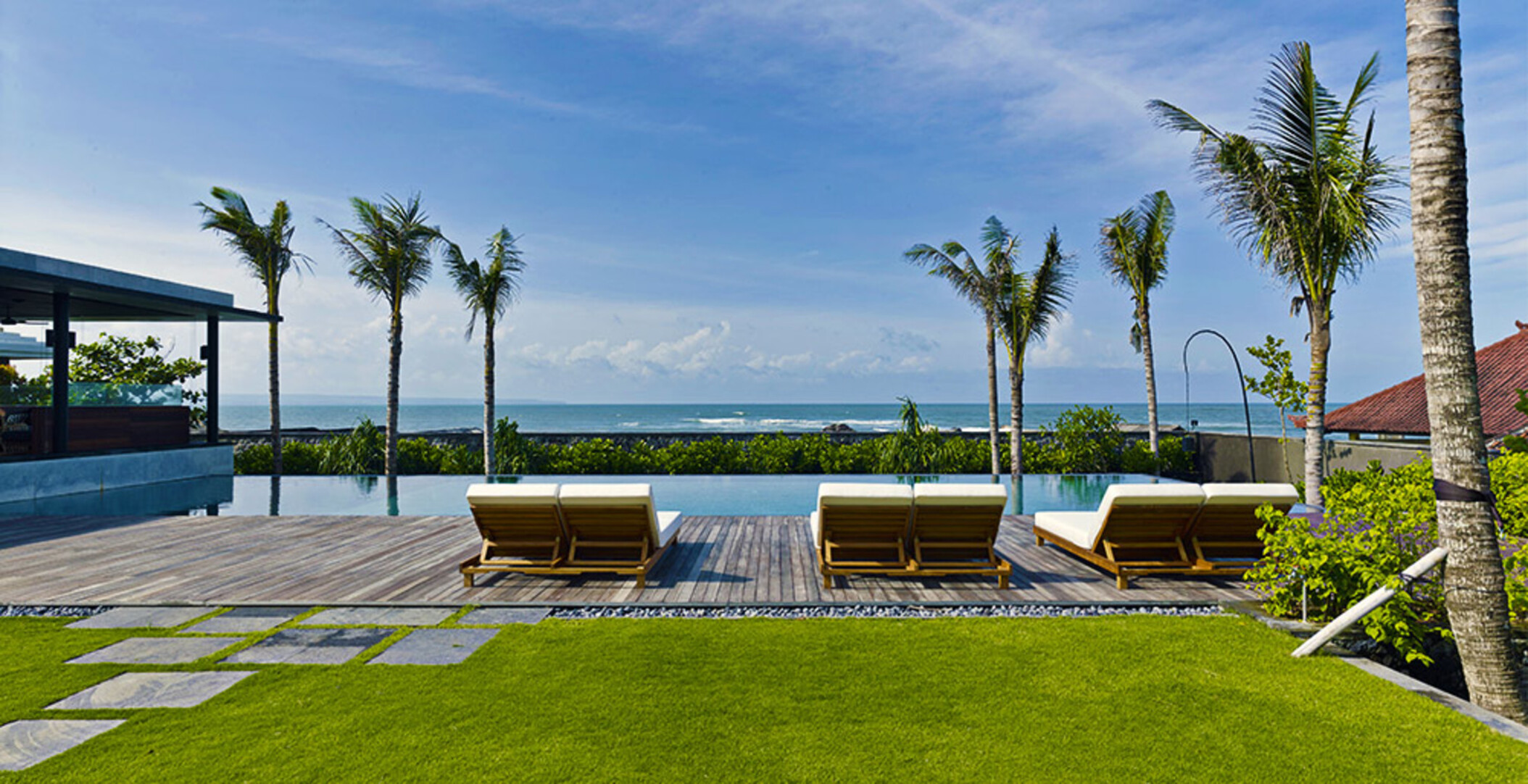 Oceanfront Luxury Escape – Bali Villa 1021