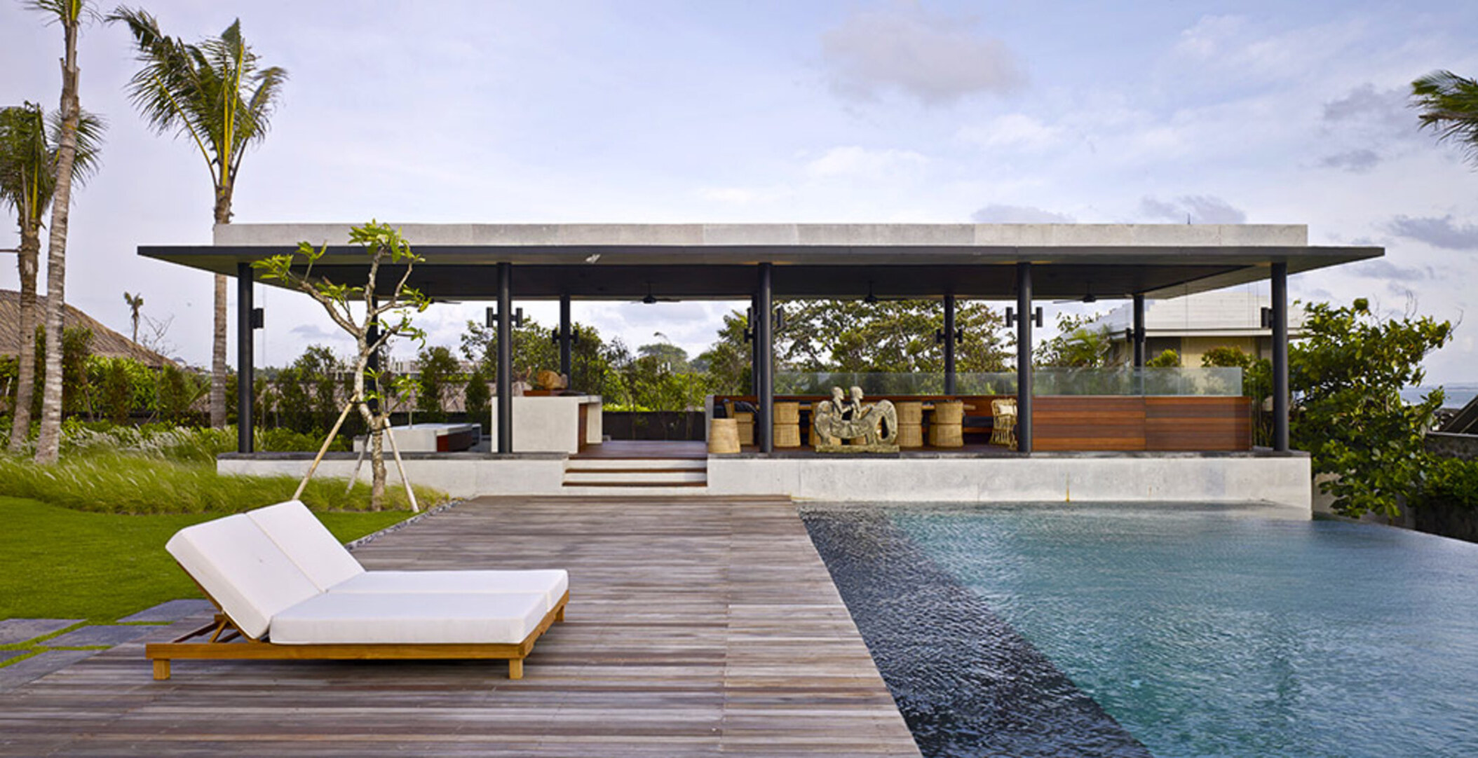 Oceanfront Luxury Escape – Bali Villa 1021