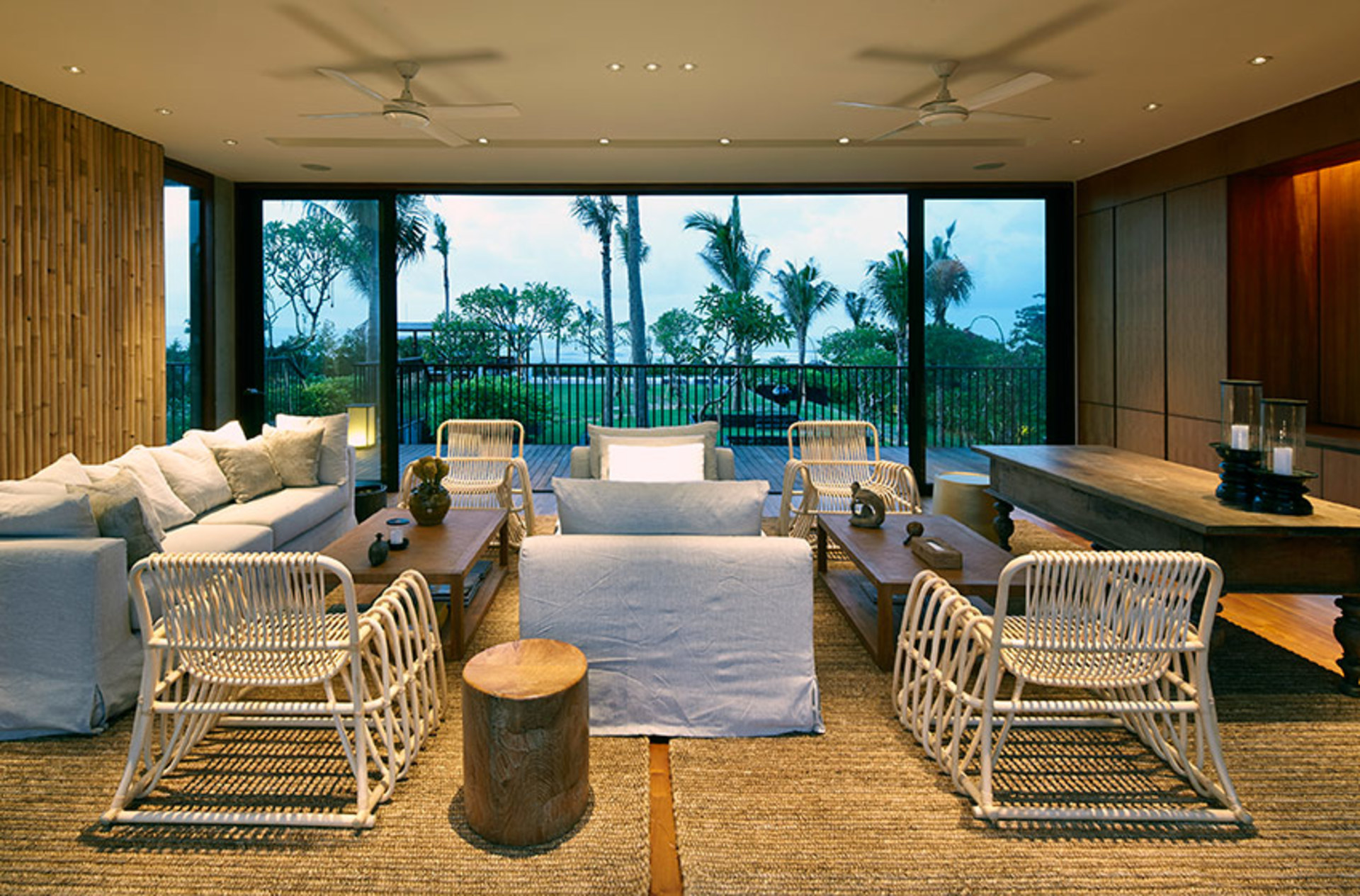 Oceanfront Luxury Escape – Bali Villa 1021