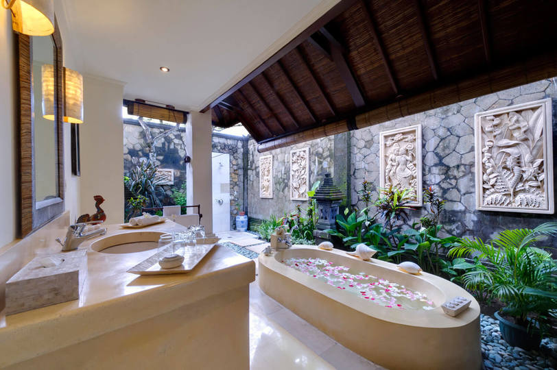 Tropical Luxury Steps from the Sand – Bali Villa 1034