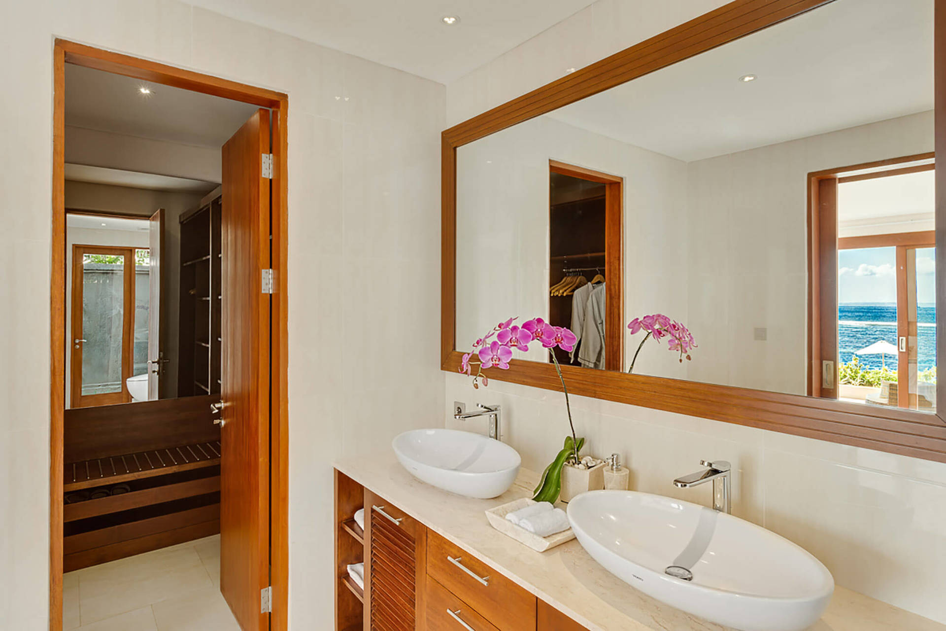 Beautiful Seafront Villa with Private Pool – Bali Villa 1041