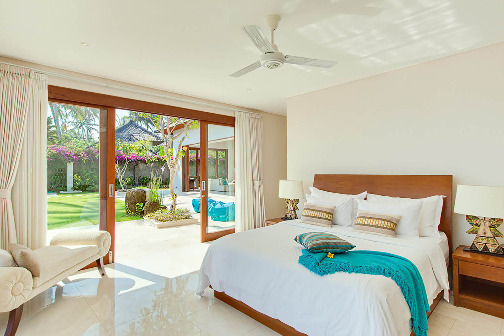 Beautiful Seafront Villa with Private Pool – Bali Villa 1041