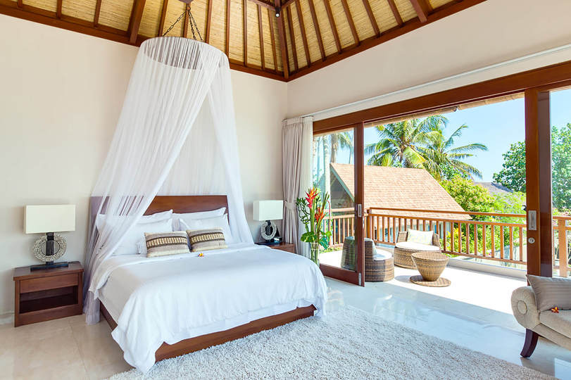 Beautiful Seafront Villa with Private Pool – Bali Villa 1041