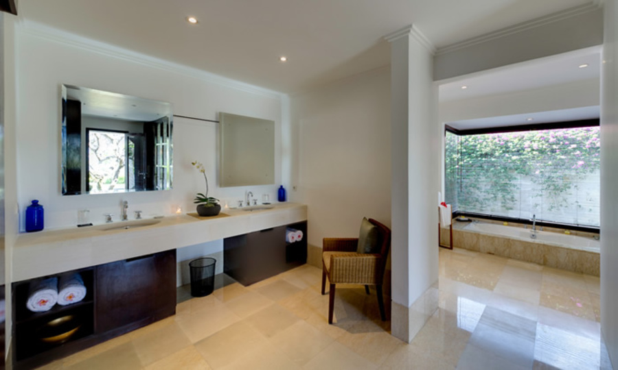 Private Beachside Escape with Lush Grounds – Bali Villa 1044