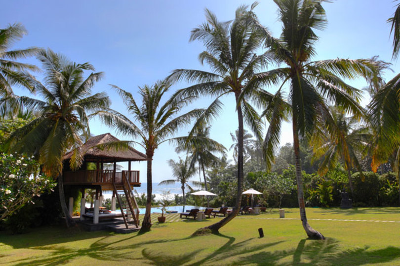 Private Beachside Escape with Lush Grounds – Bali Villa 1044