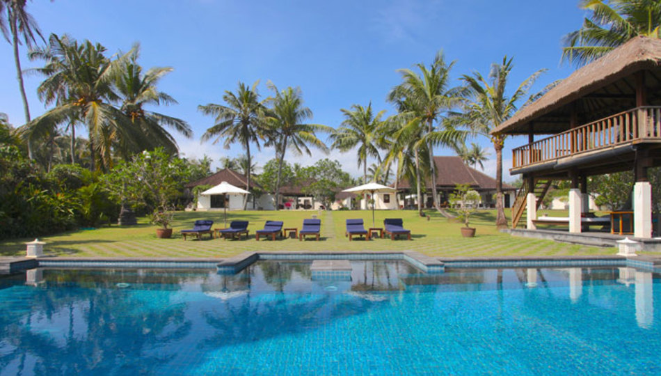 Private Beachside Escape with Lush Grounds – Bali Villa 1044