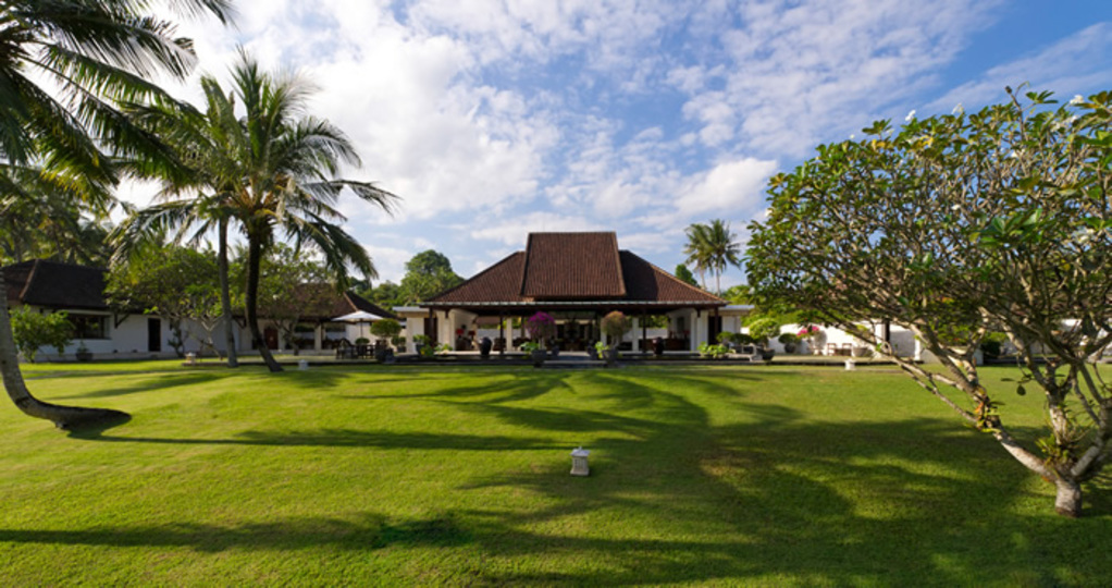 Private Beachside Escape with Lush Grounds – Bali Villa 1044