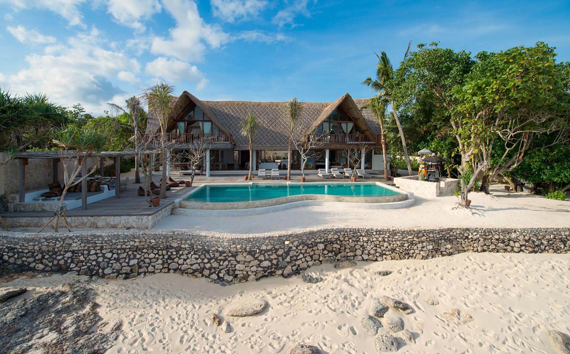 Chic Beachfront with Pool & Style – Bali Villa 1052
