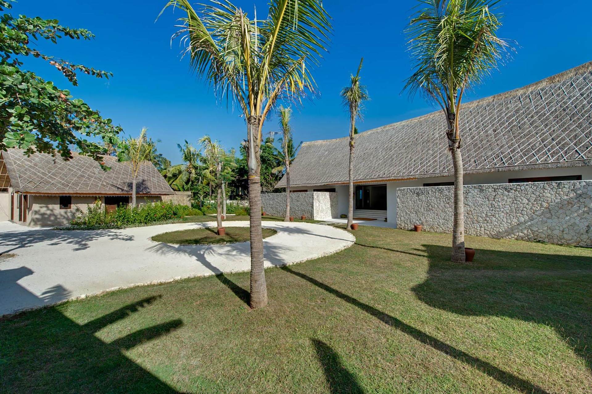 Chic Beachfront with Pool & Style – Bali Villa 1052