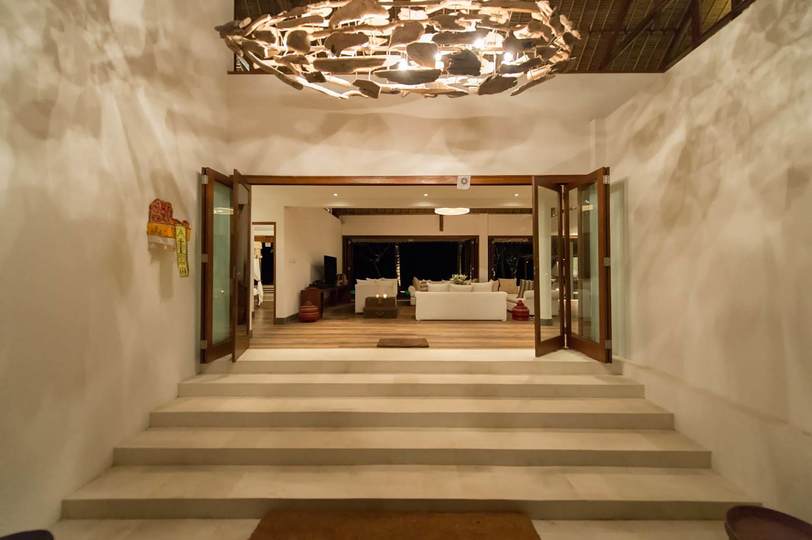Chic Beachfront with Pool & Style – Bali Villa 1052