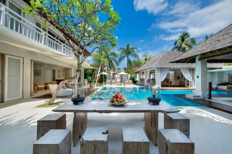 Lush Escapes by the Ocean – Bali Villa 1064