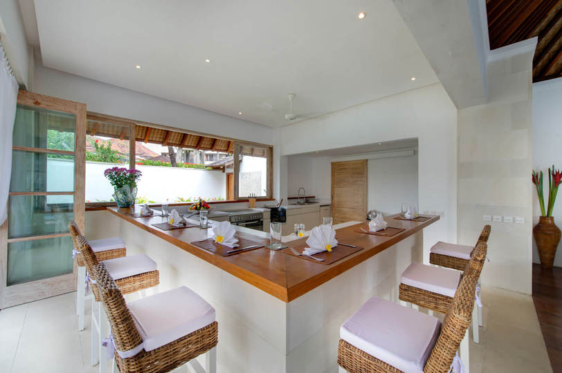 Lush Escapes by the Ocean – Bali Villa 1064