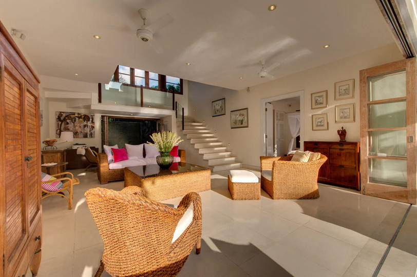 Lush Escapes by the Ocean – Bali Villa 1064