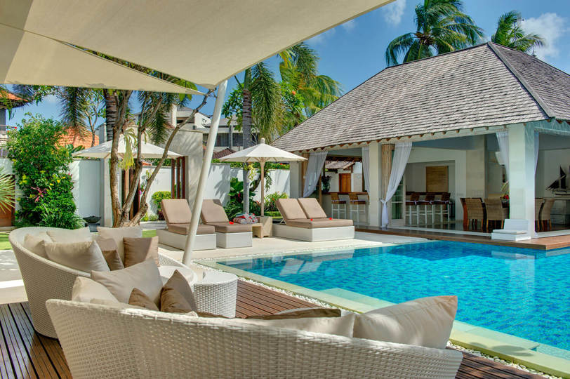 Lush Escapes by the Ocean – Bali Villa 1064