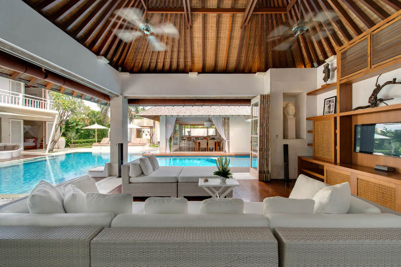 Lush Escapes by the Ocean – Bali Villa 1064