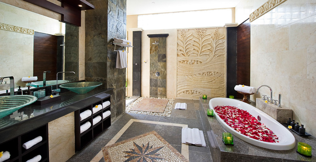 Beachfront Bliss Awaits You – Bali Villa 1076