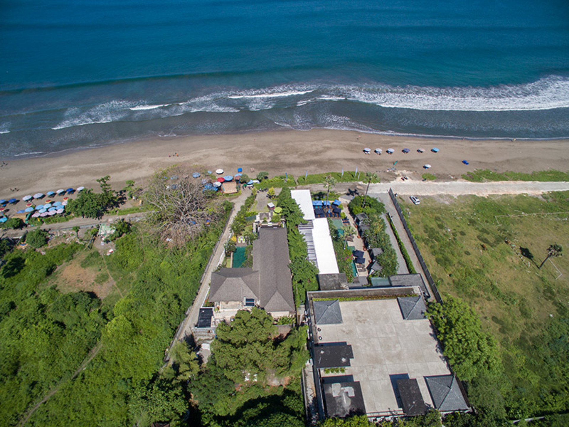 Beachfront Bliss Awaits You – Bali Villa 1076