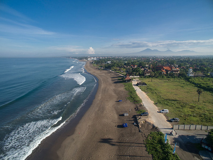 Beachfront Bliss Awaits You – Bali Villa 1076