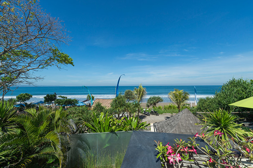 Beachfront Bliss Awaits You – Bali Villa 1076