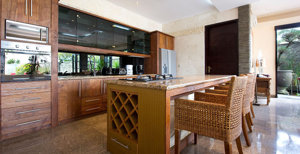 Beachfront Bliss Awaits You – Bali Villa 1076