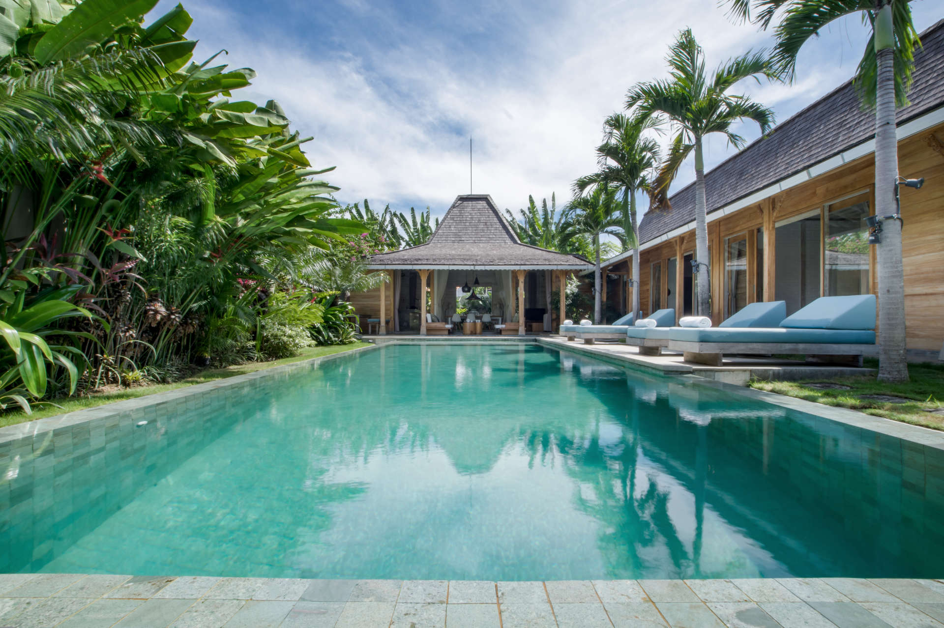 Picture Relaxing Beside Your Private Pool in Kerobokan, Bali Villa 2007