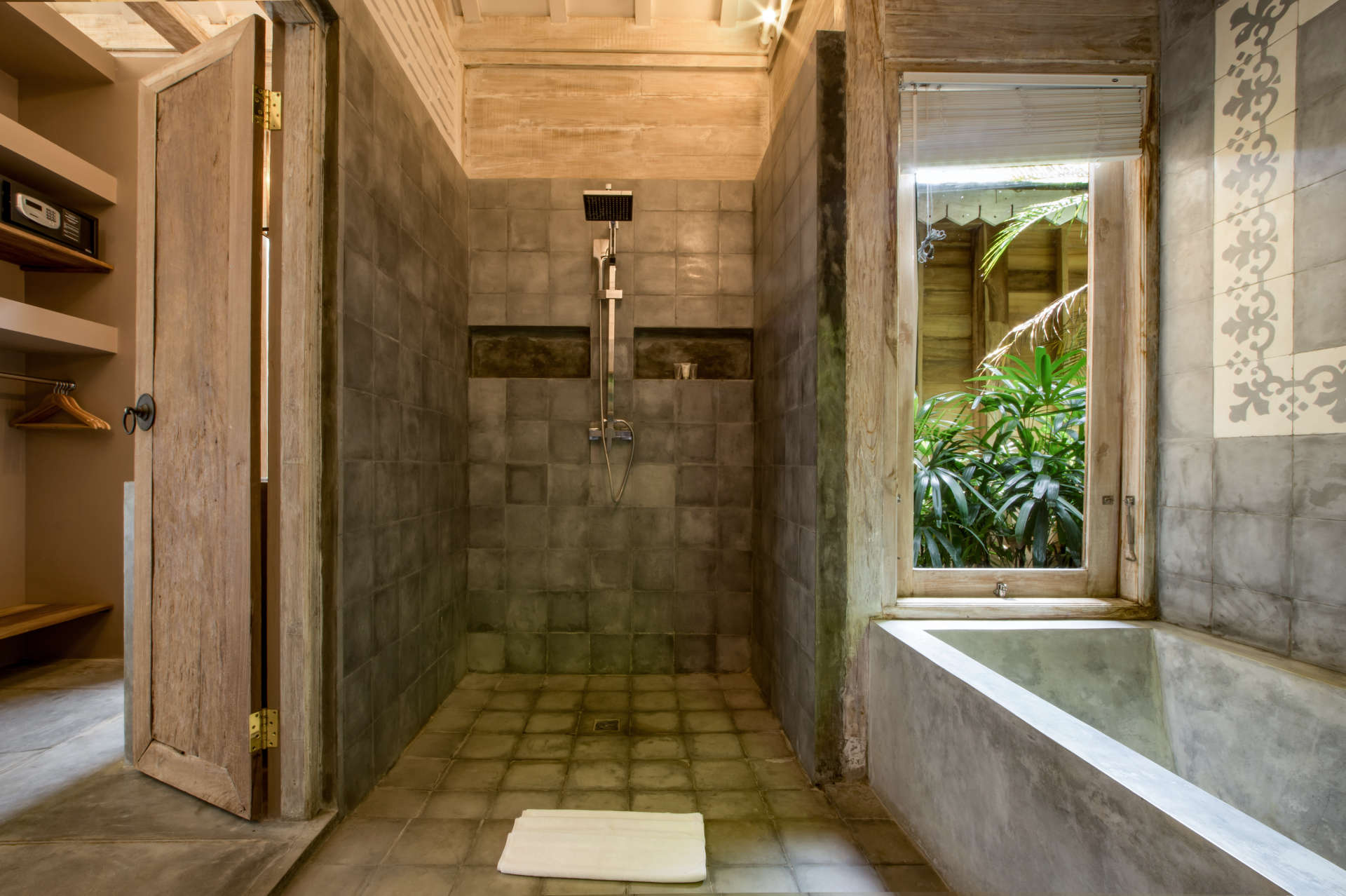 Picture Relaxing Beside Your Private Pool in Kerobokan, Bali Villa 2007