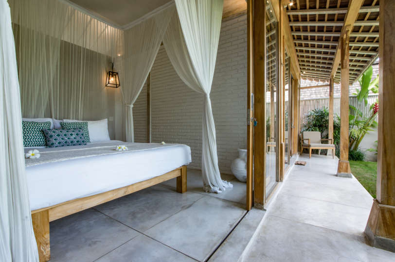 Picture Relaxing Beside Your Private Pool in Kerobokan, Bali Villa 2007