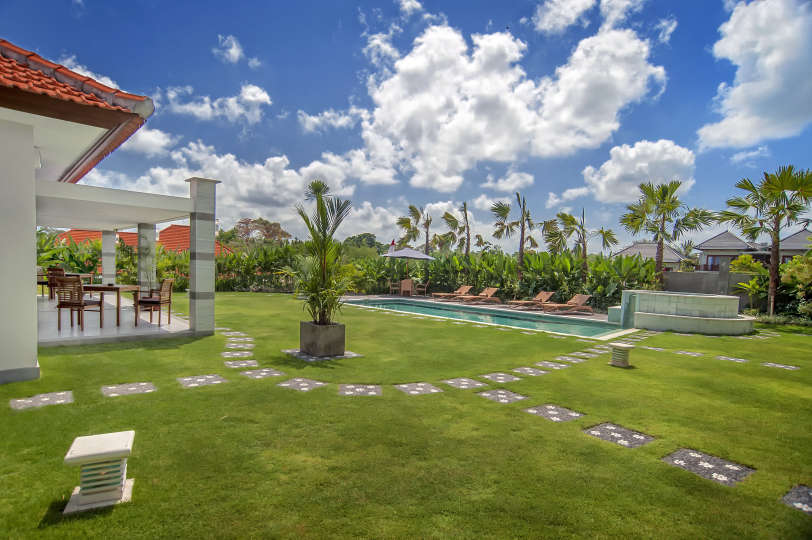 Rent a Luxury Villa in Bali Close to the Beach, Bali Villa 2054