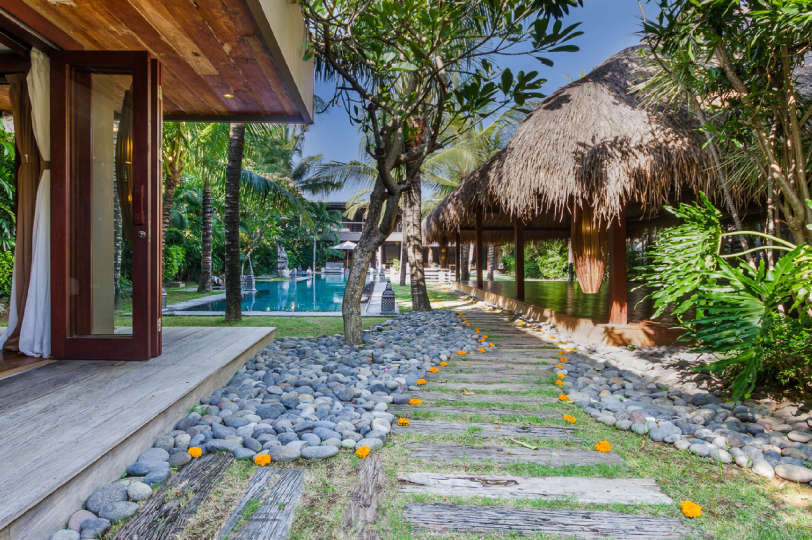 Rent a Luxury Villa in Bali Close to the Beach, Bali Villa 2086