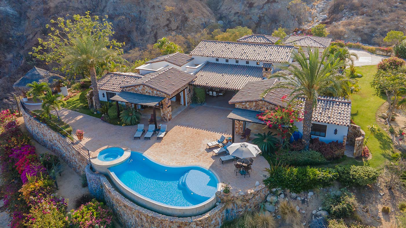 Luxury 5-Star Villa in San José: Pool & Beach Bliss!