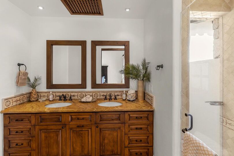 Luxury 5-Star Villa in San José: Pool & Beach Bliss!