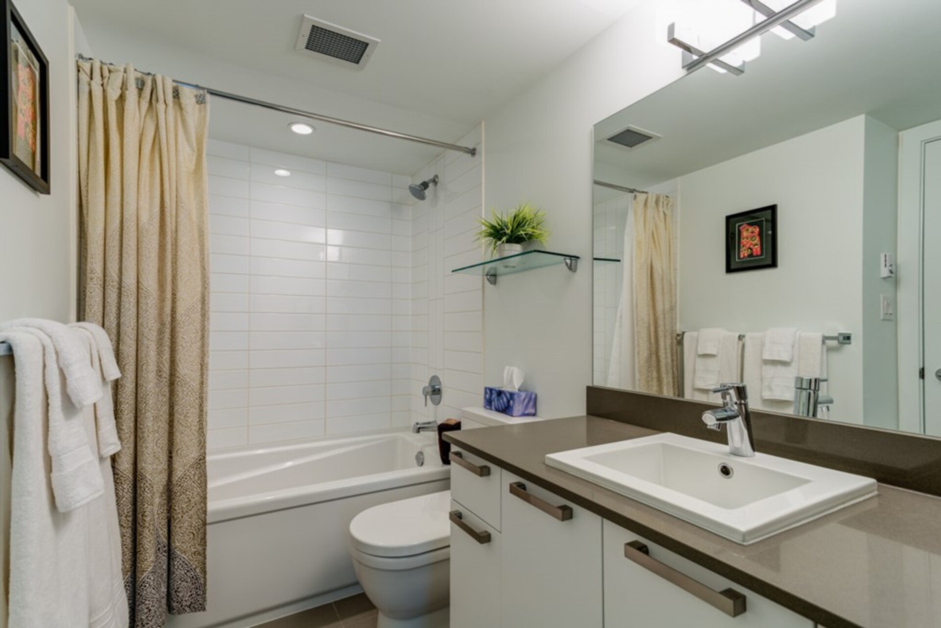 Beautiful 5 Star Home minutes from City Centre, Vancouver Island Apartment 1003