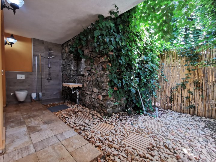 Outdoor en-suite bathroom - bedroom 3