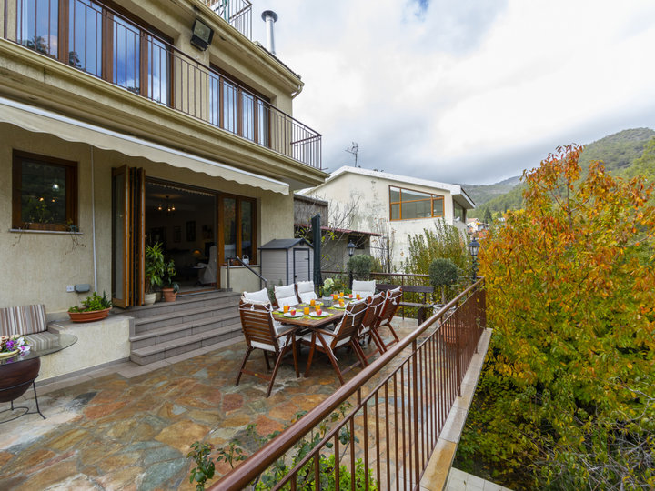 You and Your Family will love this Villa close to the beautiful town of Limassol, Limassol Villa 1003