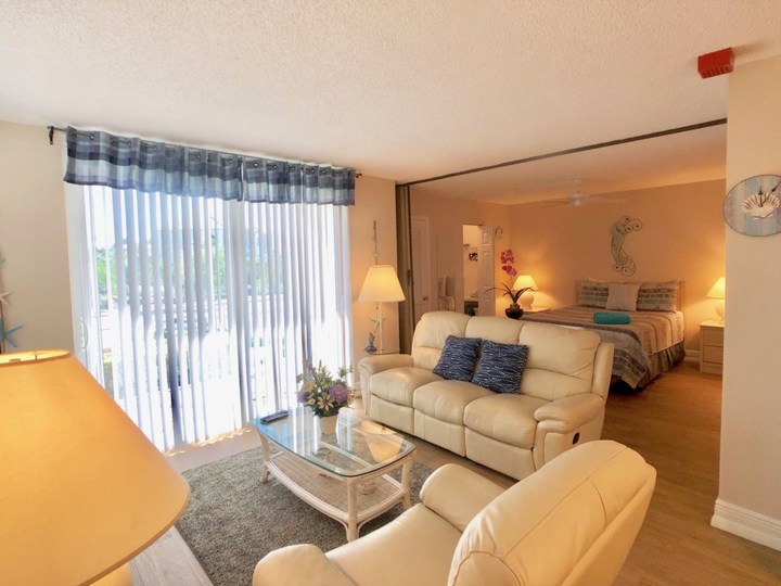 Exclusive Holiday Condo, minutes from the beach, Florida Condo 5817