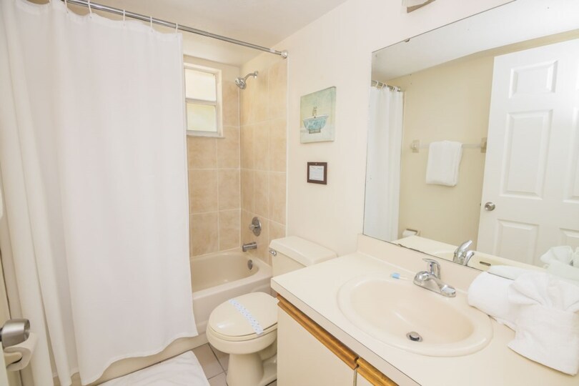 Luxury Contemporary Style Condo on Laguna Bay, Florida Condo 6079
