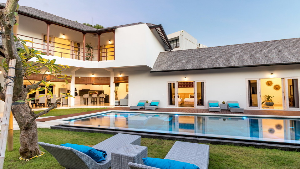 Luxurious 4BR Villa with Pool, Bali Villa 2206