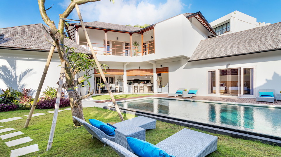 Charming 7BR Villa W/ Pool & Balcony in Bali, Bali villa 2206