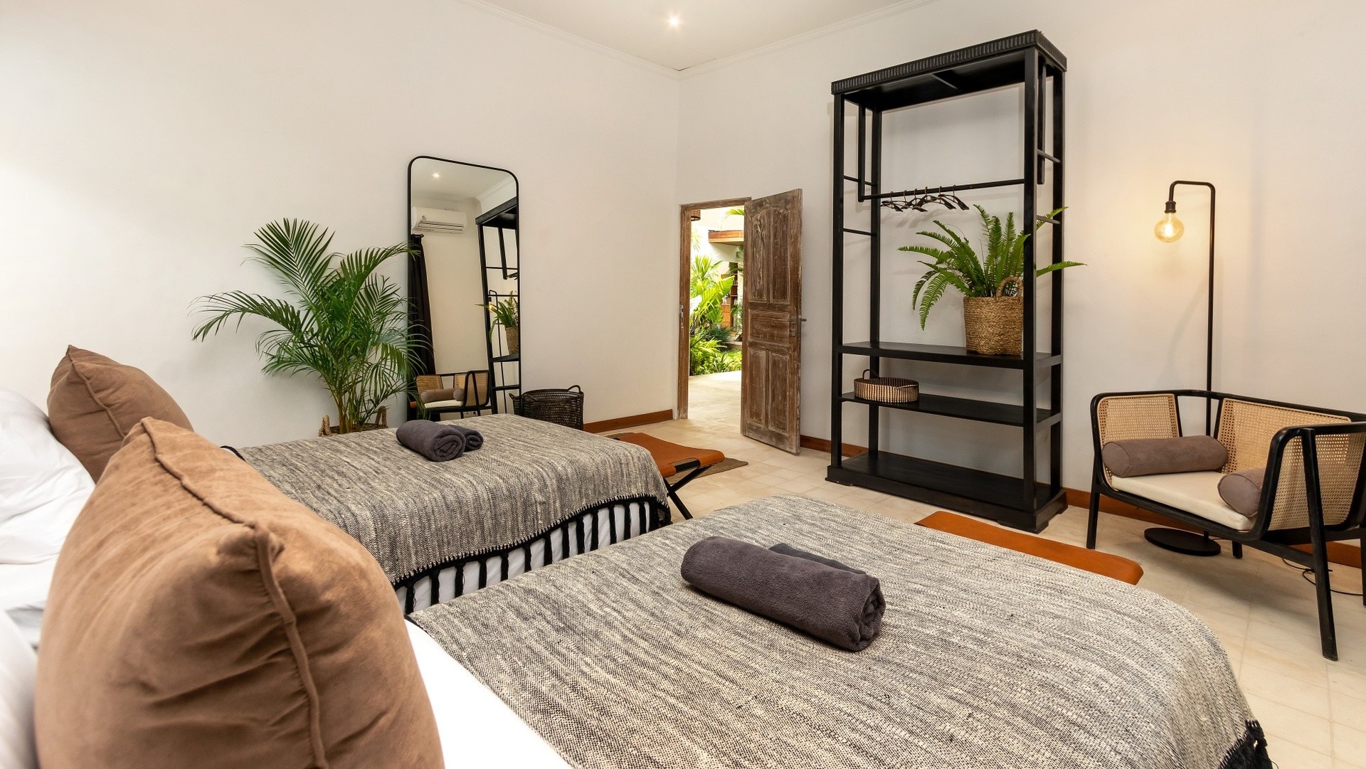 Cozy 4BR Villa with Amazing Pool Area, Bali Villa 2210
