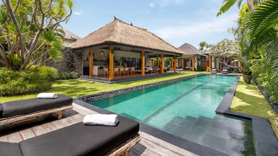 Cheerful 3BR Villa W/ Pool & Garden, Bali Villa 2213