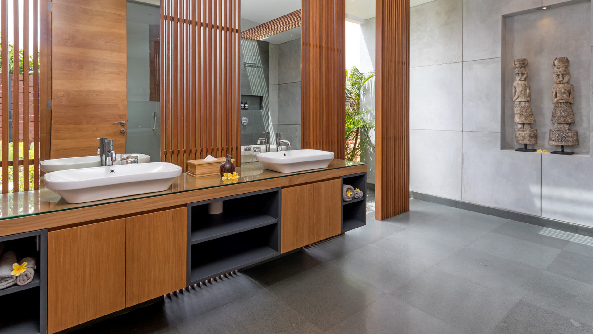 Cheerful 4BR Villa W/ Pool & Balcony, Bali Villa 2219