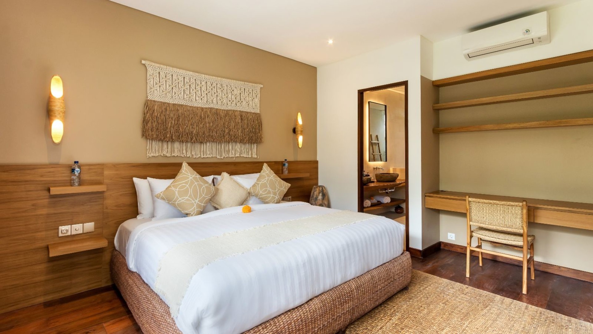 Modern 4BR Villa W/ Pool & Balcony, Bali Villa 2220