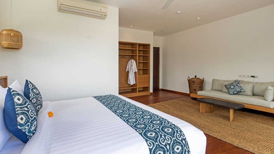 Modern 4BR Villa W/ Pool & Balcony, Bali Villa 2220