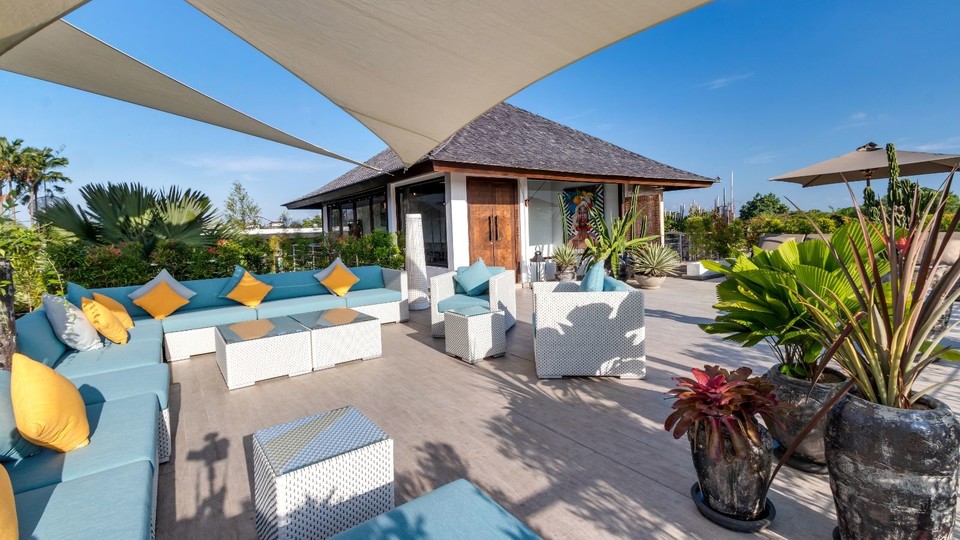 Modern 4BR Villa W/ Pool & Balcony, Bali Villa 2220