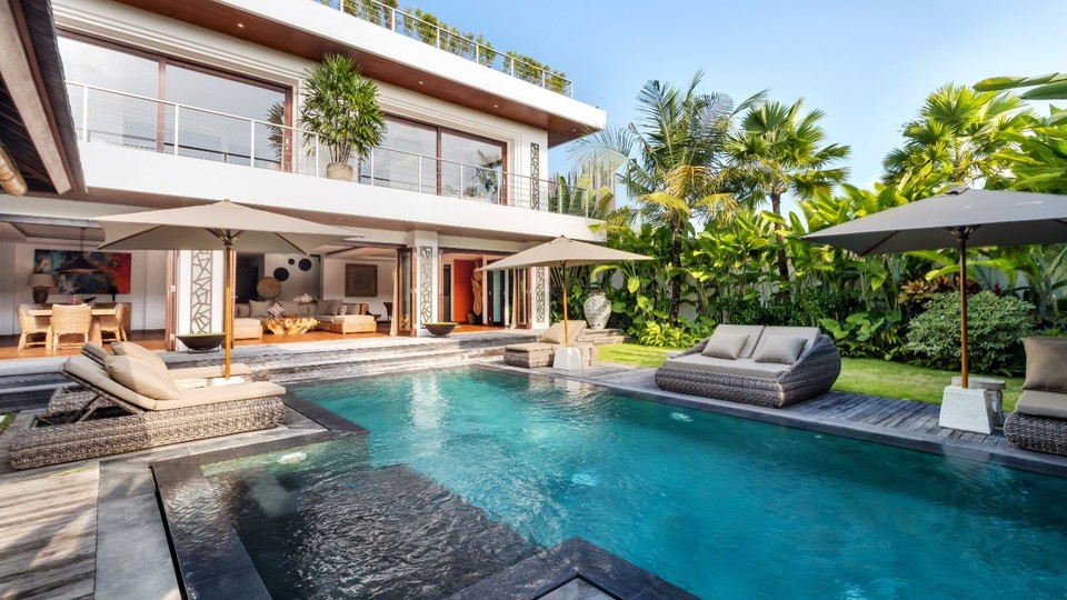 Modern 4BR Villa W/ Pool & Balcony, Bali Villa 2220
