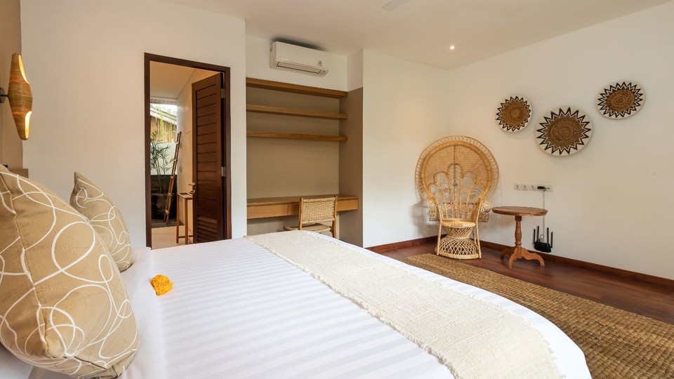 Modern 4BR Villa W/ Pool & Balcony, Bali Villa 2220
