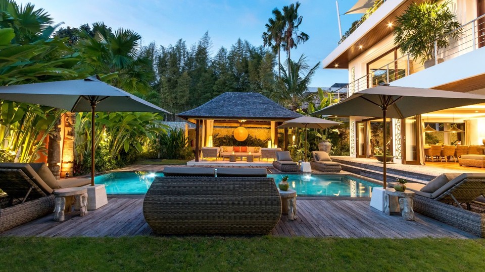 Modern 4BR Villa W/ Pool & Balcony, Bali Villa 2220