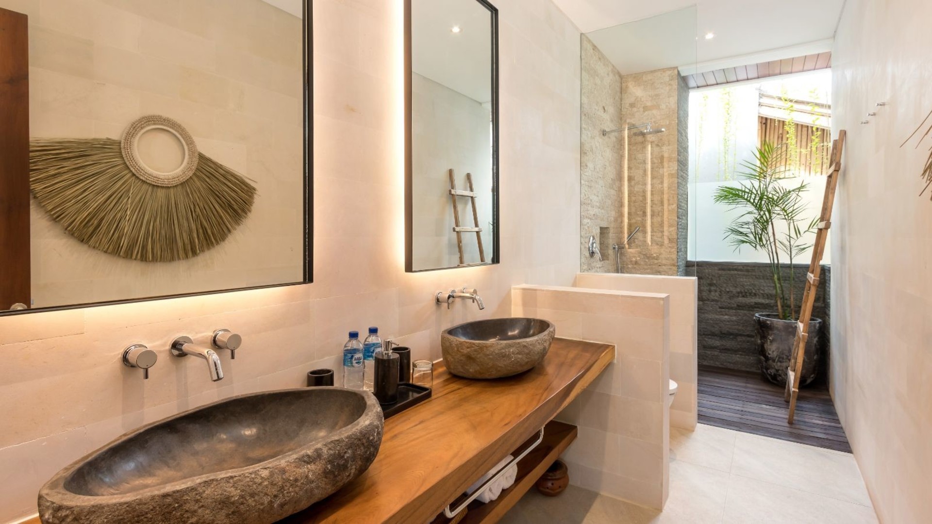 Modern 4BR Villa W/ Pool & Balcony, Bali Villa 2220