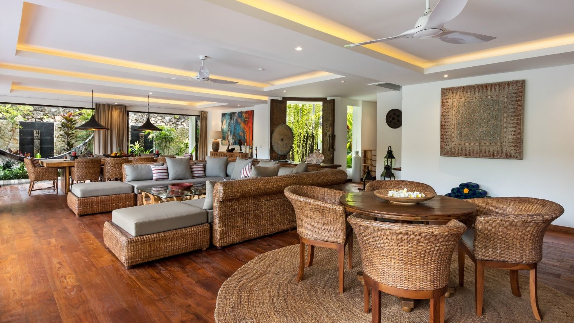 Modern 4BR Villa W/ Pool & Balcony, Bali Villa 2220